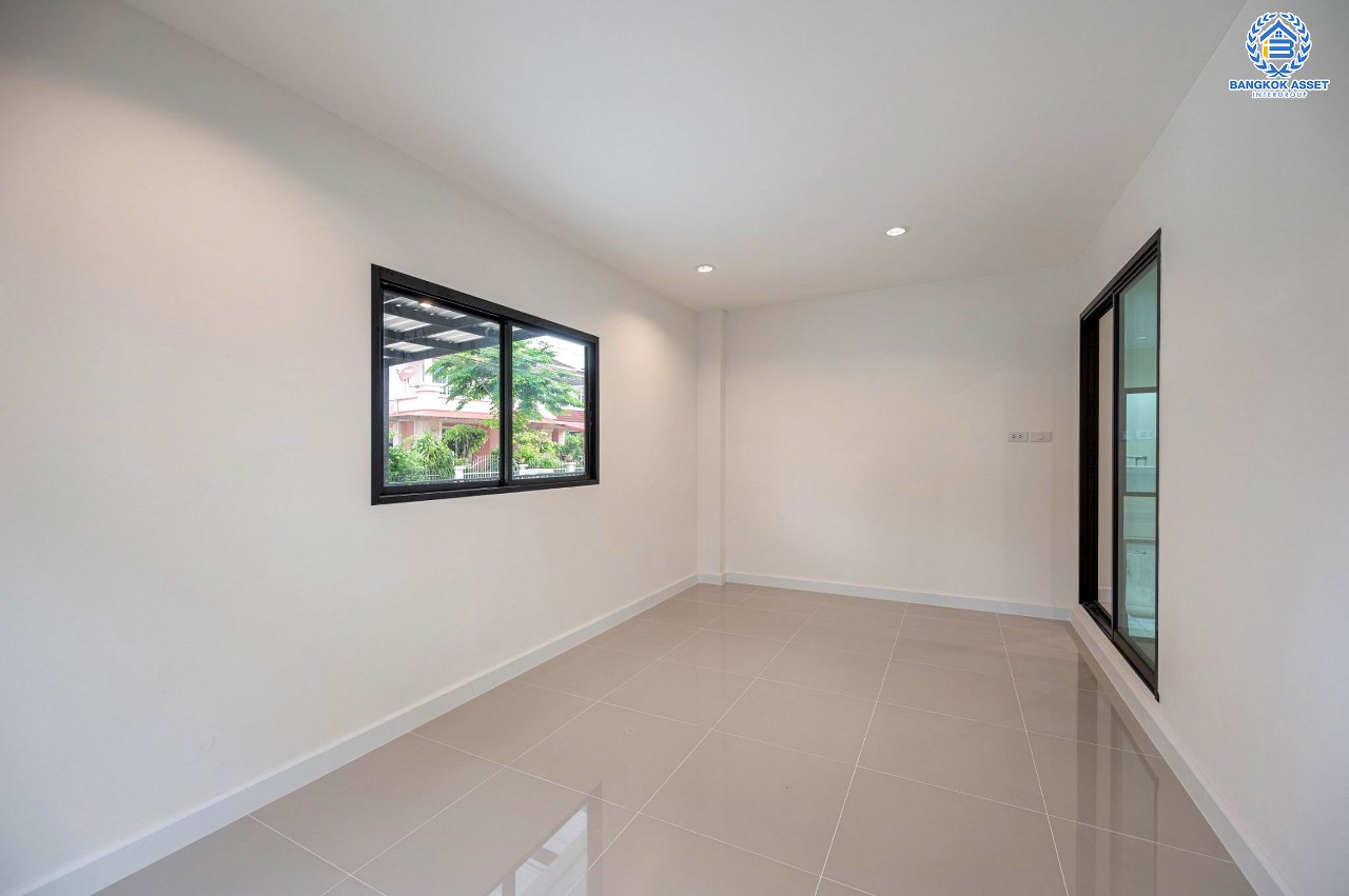 บ้านมือสองตกแต่งใหม่ โครงการ วรารมย์ เพชรเกษม81 แบรนด์ Q.House รองรับทุกความสุขใกล้ส่วนกลาง เนื้อที่ 64.1 ตร.ว. ฟังก์ชัน 4 ห้องนอน 3 ห้องน้ำ 1 ห้องอเนกประสงค์ จอดรถได้ 2 คัน บนทำเลใกล้ The Mall บางแค และเชื่อมต่อ ถนนกาญจนาฯ ถนนบางบอน และถนนพุทธมณฑลสาย4